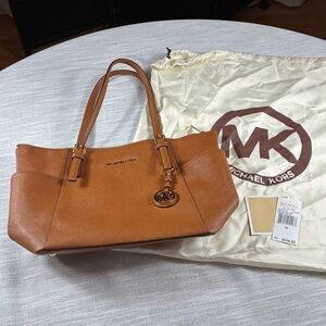 MICHAEL MICHAEL KORS
Jet Set Brown leather tote 15 1/2” W with Dust Bag EUC